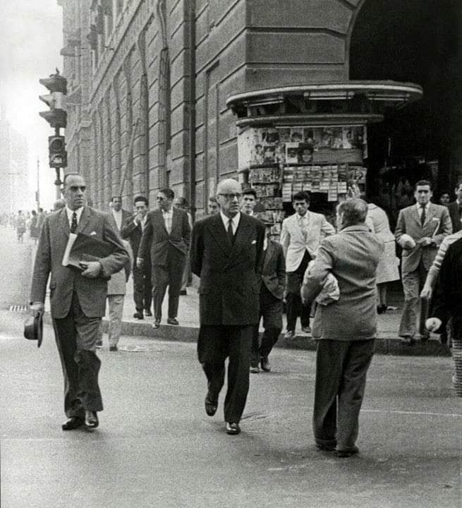 Presidente Don Jorge Alessandri Rodríguez caminando por el centro de Santiago, 1960