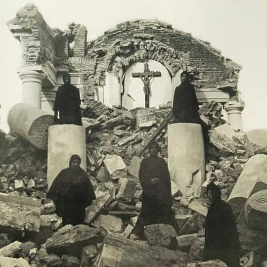 Valparaíso. Mujeres posan sobre los restos de una Iglesia después del terremoto de 1906