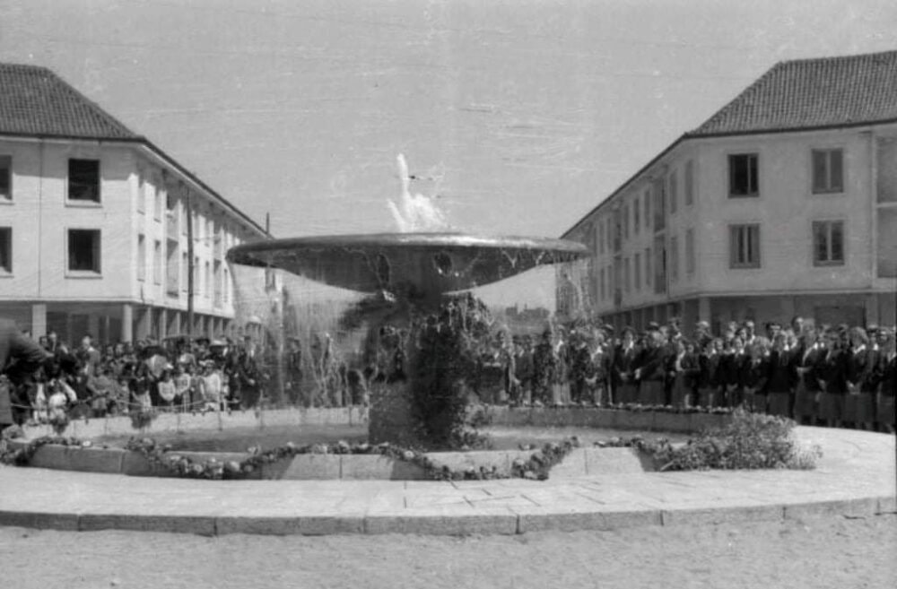 Foto de la inauguracion de la pileta de Plaza Peru en Concepción, 5 de Octubre de 1950